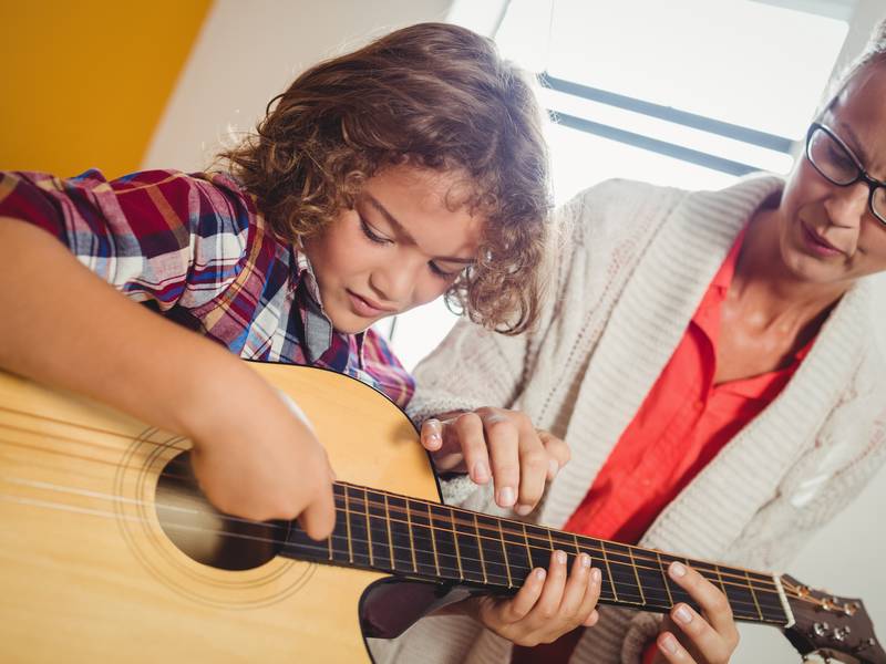 What Are the Benefits of Guitar Lessons For Kids Near Me?