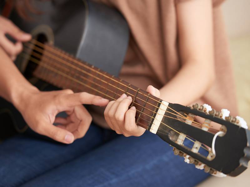 What Are the Benefits of Taking Guitar Classes as an Adult?