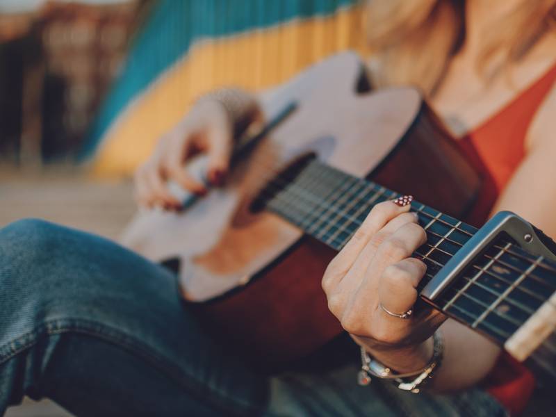 Can Guitar Lessons Help Me Play Like a Pro?