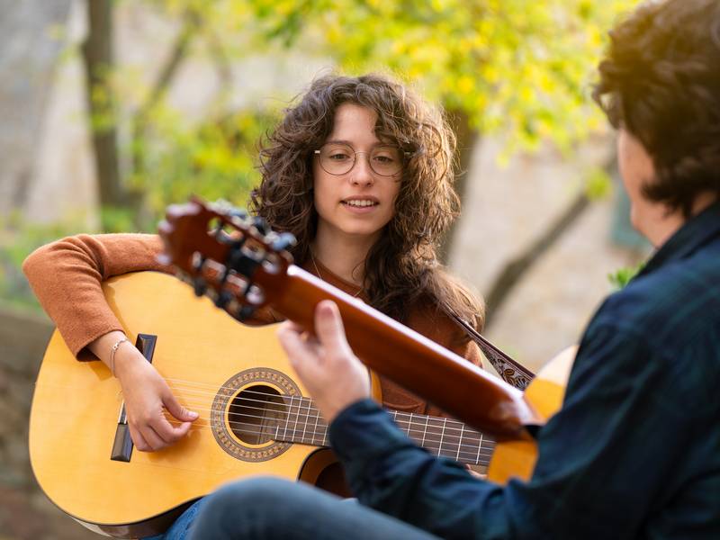 What Are the Advantages of Working With a Guitar Instructor?