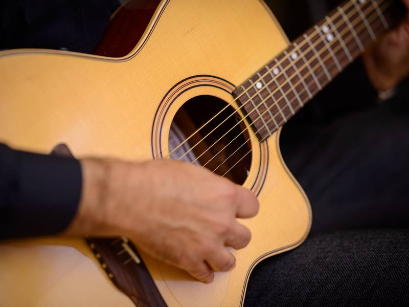 Can Adult Guitar Lessons Help Me Master Guitar?