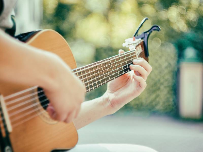 What Are The Benefits Of Learning From A Guitar Teacher?