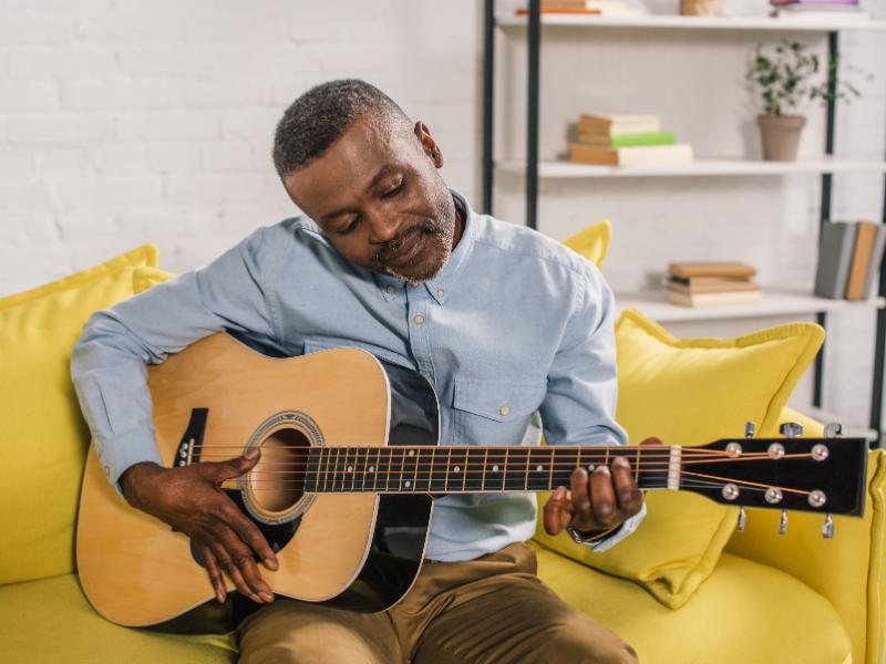 How Do Guitar Lessons Compare to Self-Learning Apps?